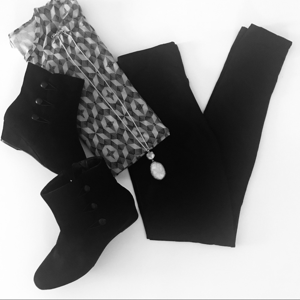 JUST IN! NWT Black Yoga Band Leggings One Size - Picture 7 of 7